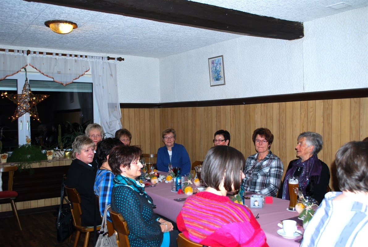 unsere Gymnastikdamen bei ihrer Weihnachtsfeier 2013