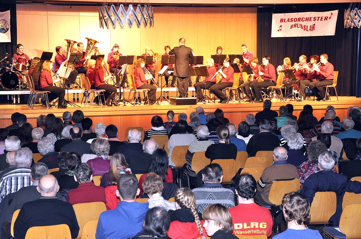 Das Blasorchester Brunslar auf der Konzertbühne im Bürgerhaussaal in Gudensberg.