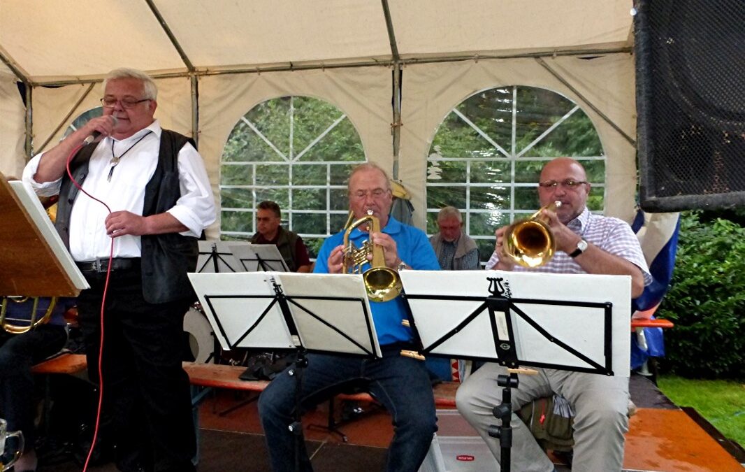 Blasmusikfreunde im Verzauberten Schloßgarten