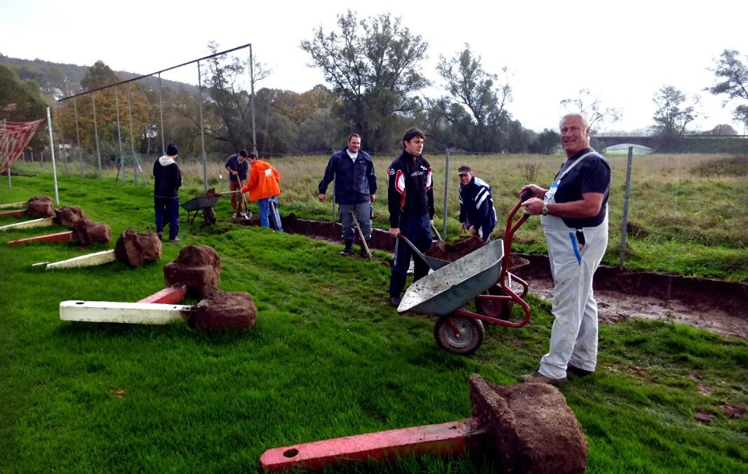 Fußballer bauen Maulwurfsperre