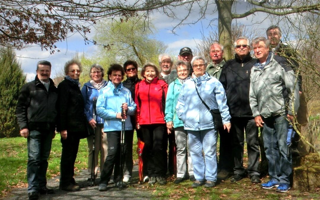 Jedermänner- und frauen wanderten