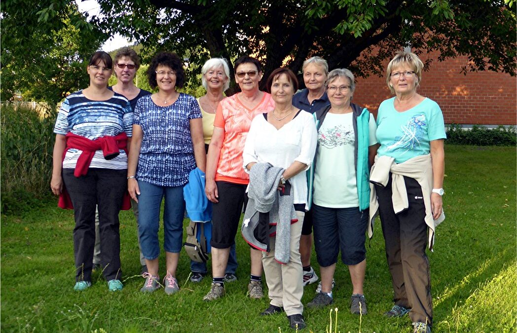 Gymnstikdamen wandern und radeln in den Sommerferien