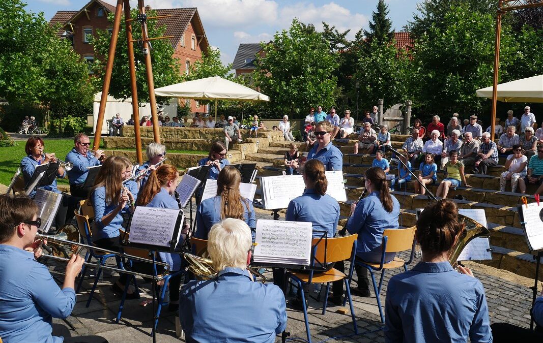 Blasorchester Brunslar spielte auf Märchenbühne und am Generationentag