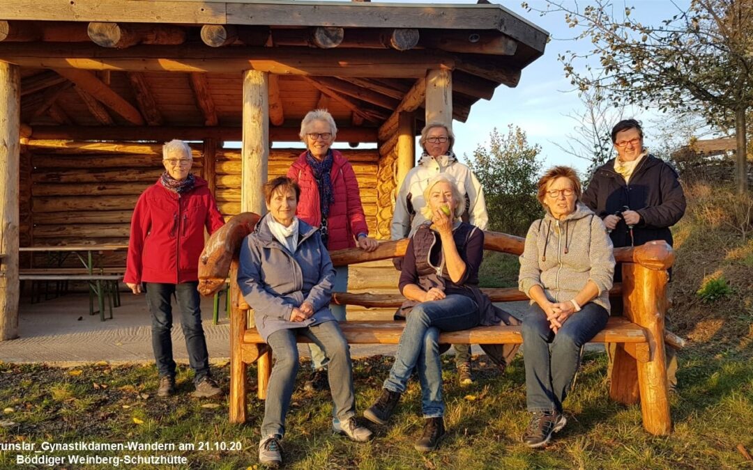 Gymnastikdamen wanderten in den Altweibersommer