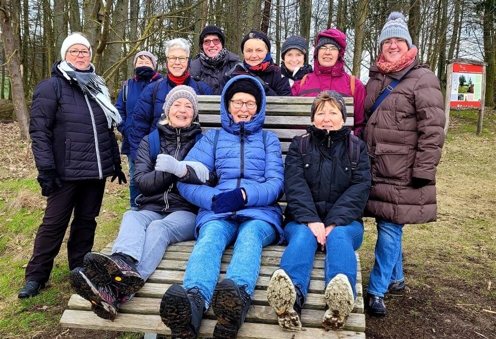 Gymnastikdamen unternahmen Winterwanderungen