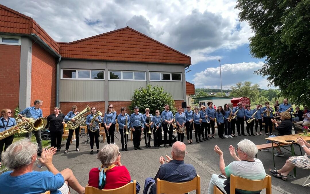 Blasorchester ludt zu Platzkonzert