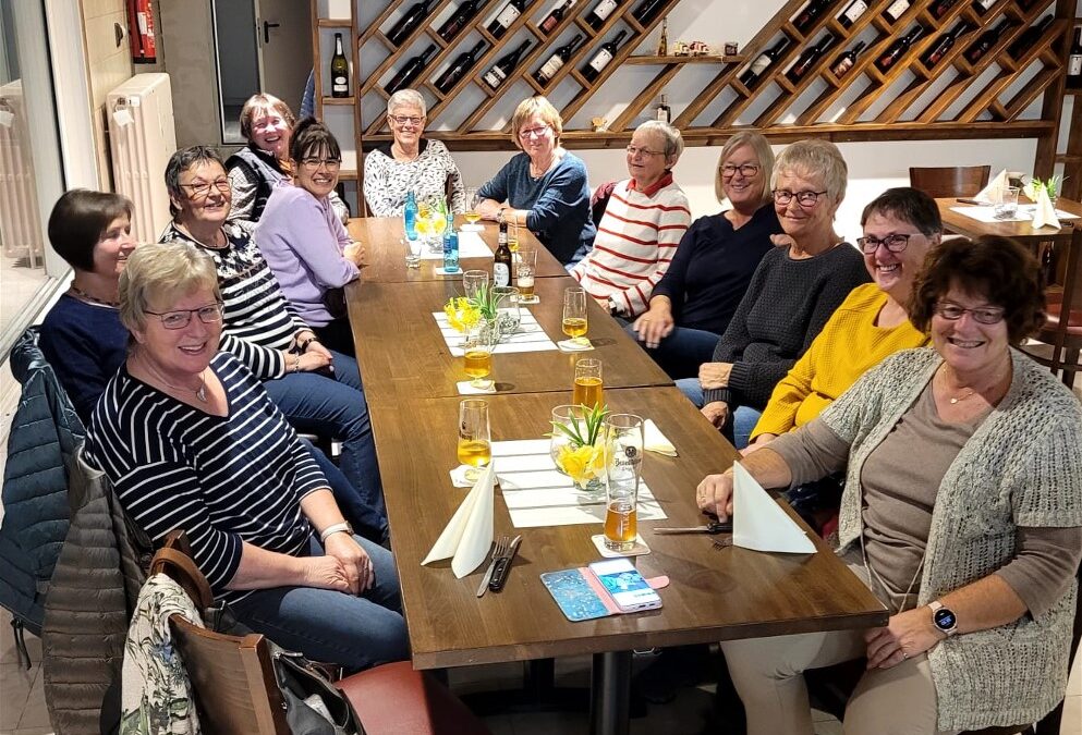 Gymnastikdamen unternahmen kleine Herbstwanderung