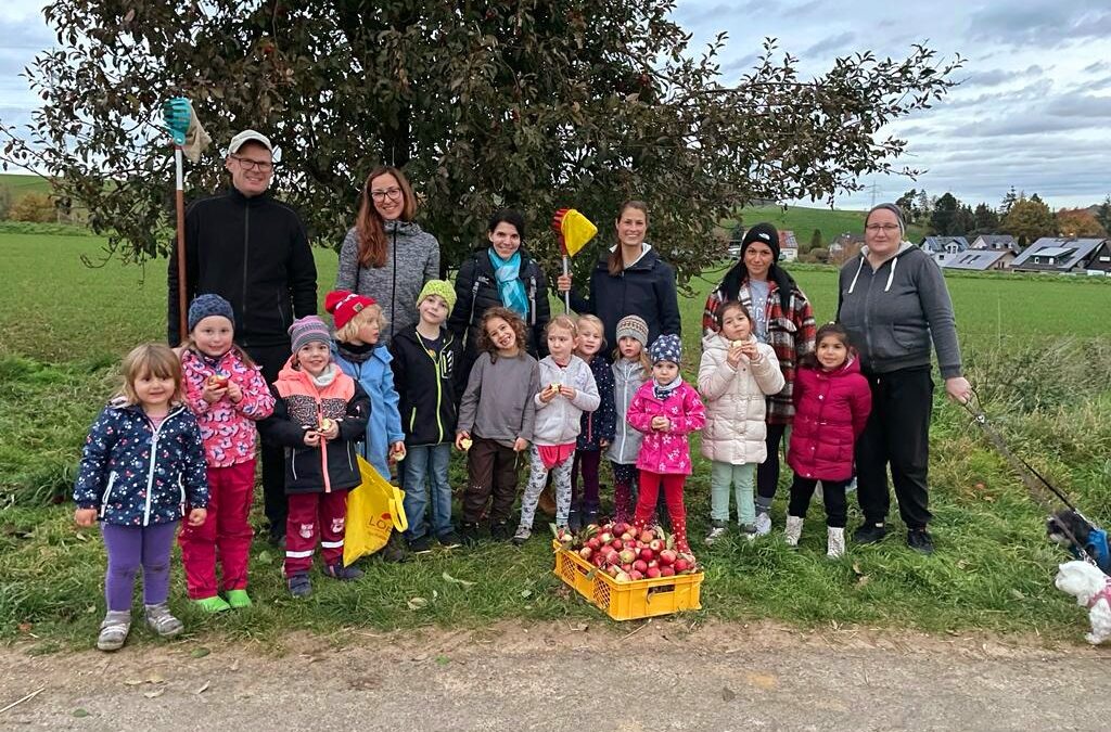 Turnkinder begeistert bei Apfelpflückaktion dabei